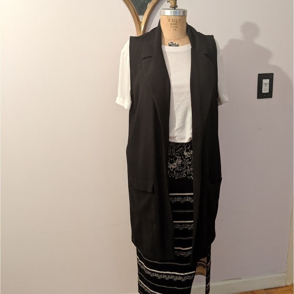 Black sleeveless vest  